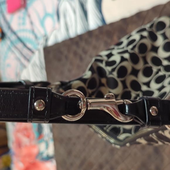 Super cute authentic Coach Purse 👜 Great Condition! Straps are flawless - Picture 4 of 8